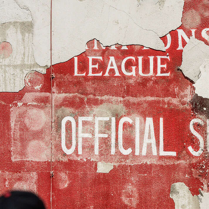 Detailaufnahme von abbröckelndem Putz, das Motiv dahinter lässt sich langsam erahnen