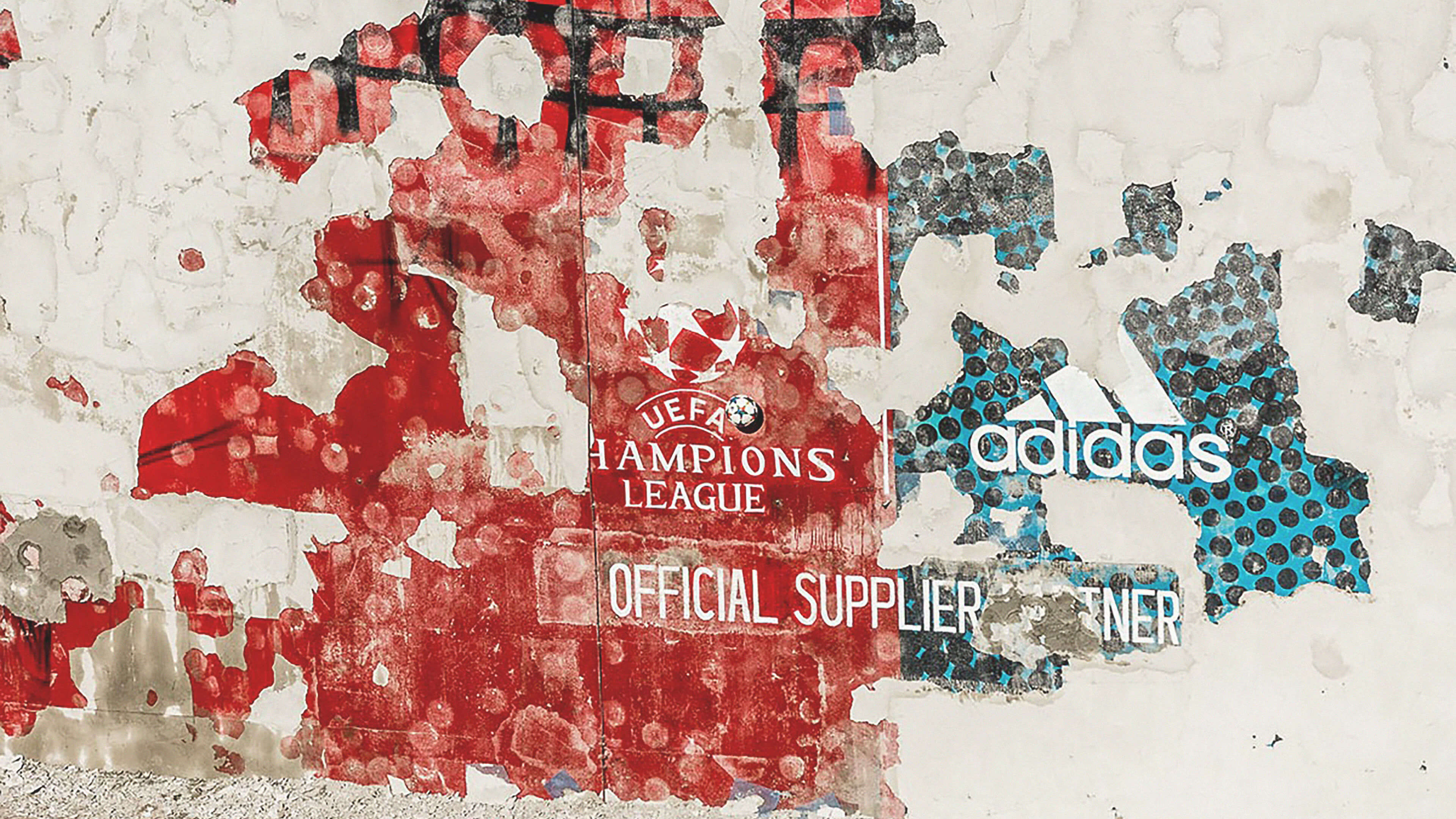 Weitere Aufnahme von abbröckelndem Putz und dem eigentlichen Bild dahinter.