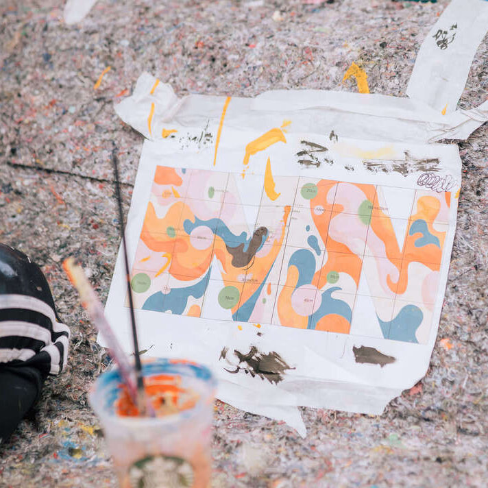 Detailaufnahme einer Skizze und einer Farbmischpalette