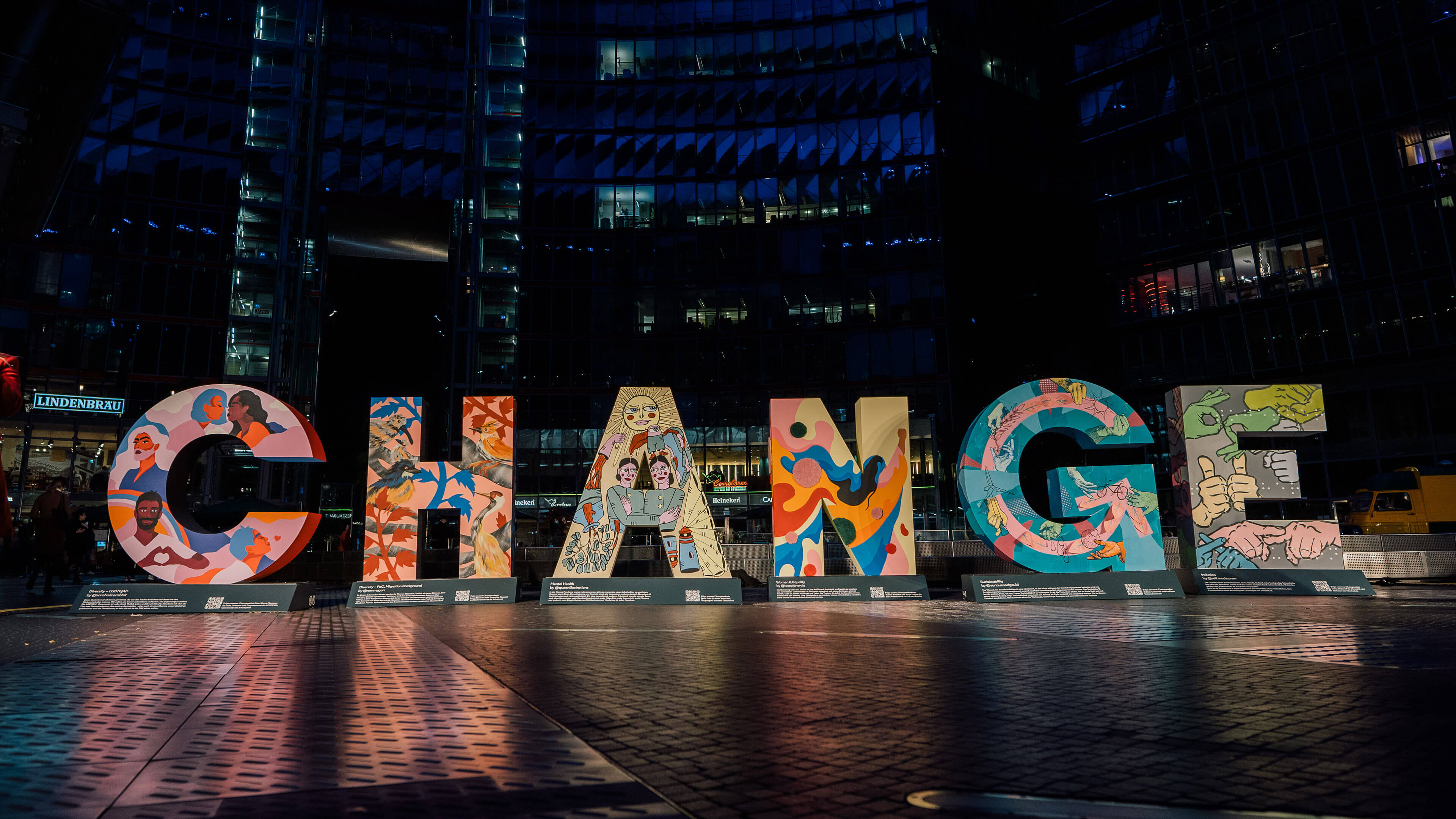 Aufnahme von „CHANGE” als große 3D Buchstaben im öffentlichen Raum