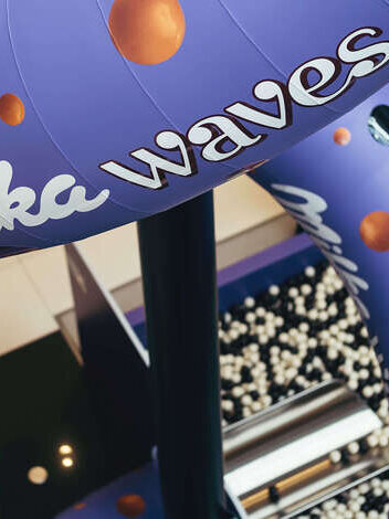 Eine Detailaufnahme der großen Milka-Waves-Rutschanlage