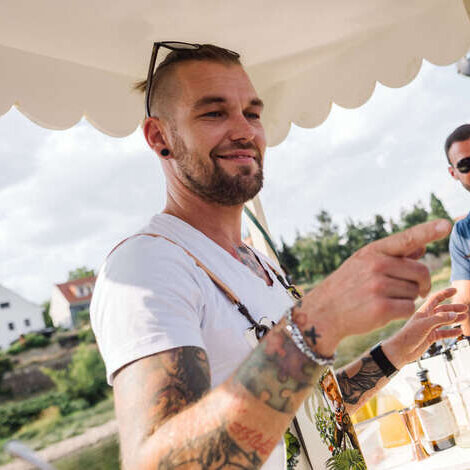 Die Besucher des Events kosten feinste Gin-Köstlichkeiten vom Bar-Mann.