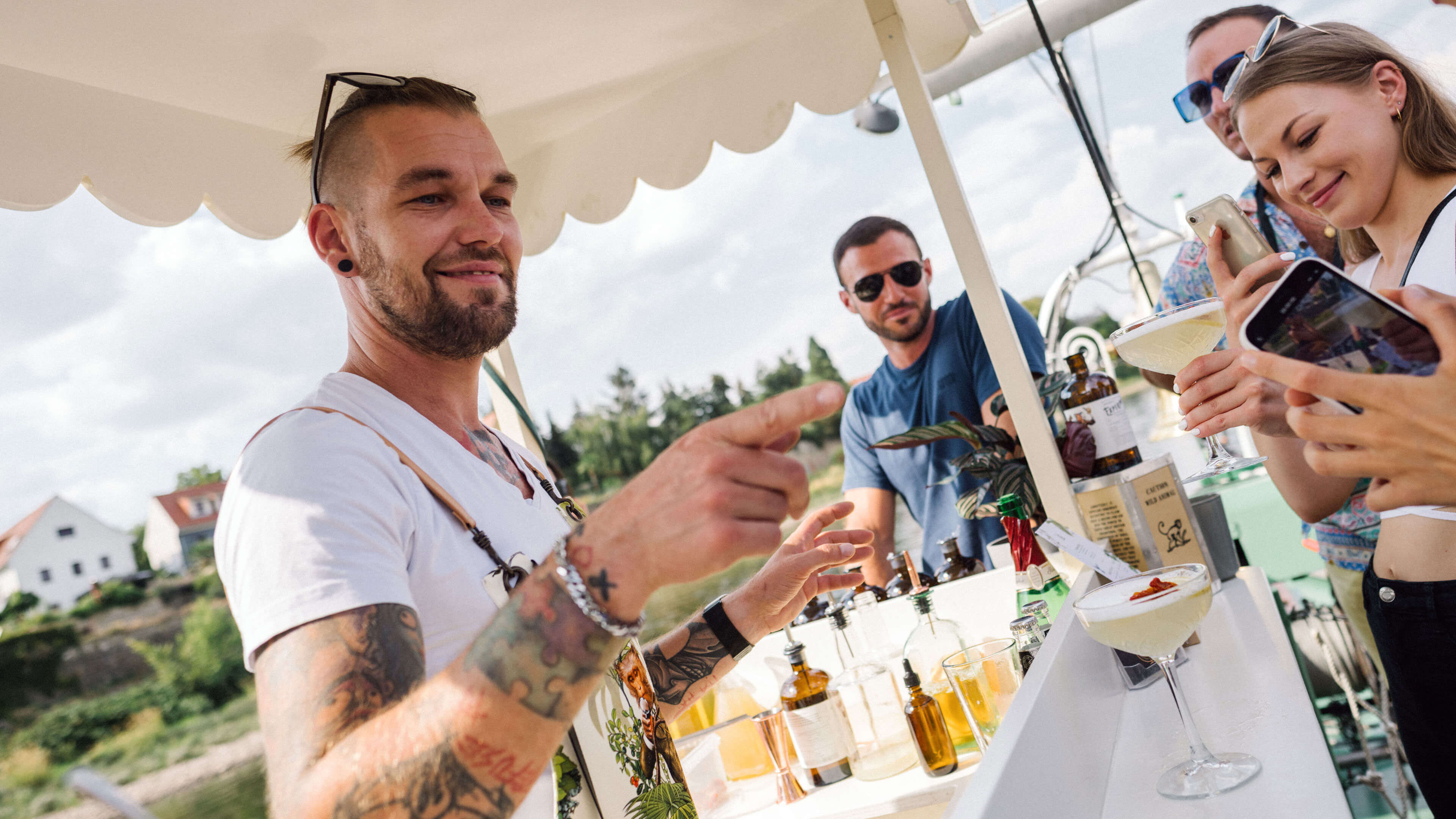 Die Besucher des Events kosten feinste Gin-Köstlichkeiten vom Bar-Mann.